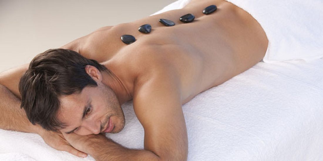 Die wohltuenden Reize der Hot-Stone-Massage lindern die Schmerzen im Kopf und sind eine beliebte Migräne-Therapie. Erfahren Sie in der Praxisvita Bildergalerie, welche Massagen außerdem bei Migräne helfen Hot-Stone-Massage bei MIgräne