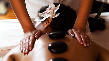 Frau während einer HotStone-Massage - Foto: istock/fotostorm