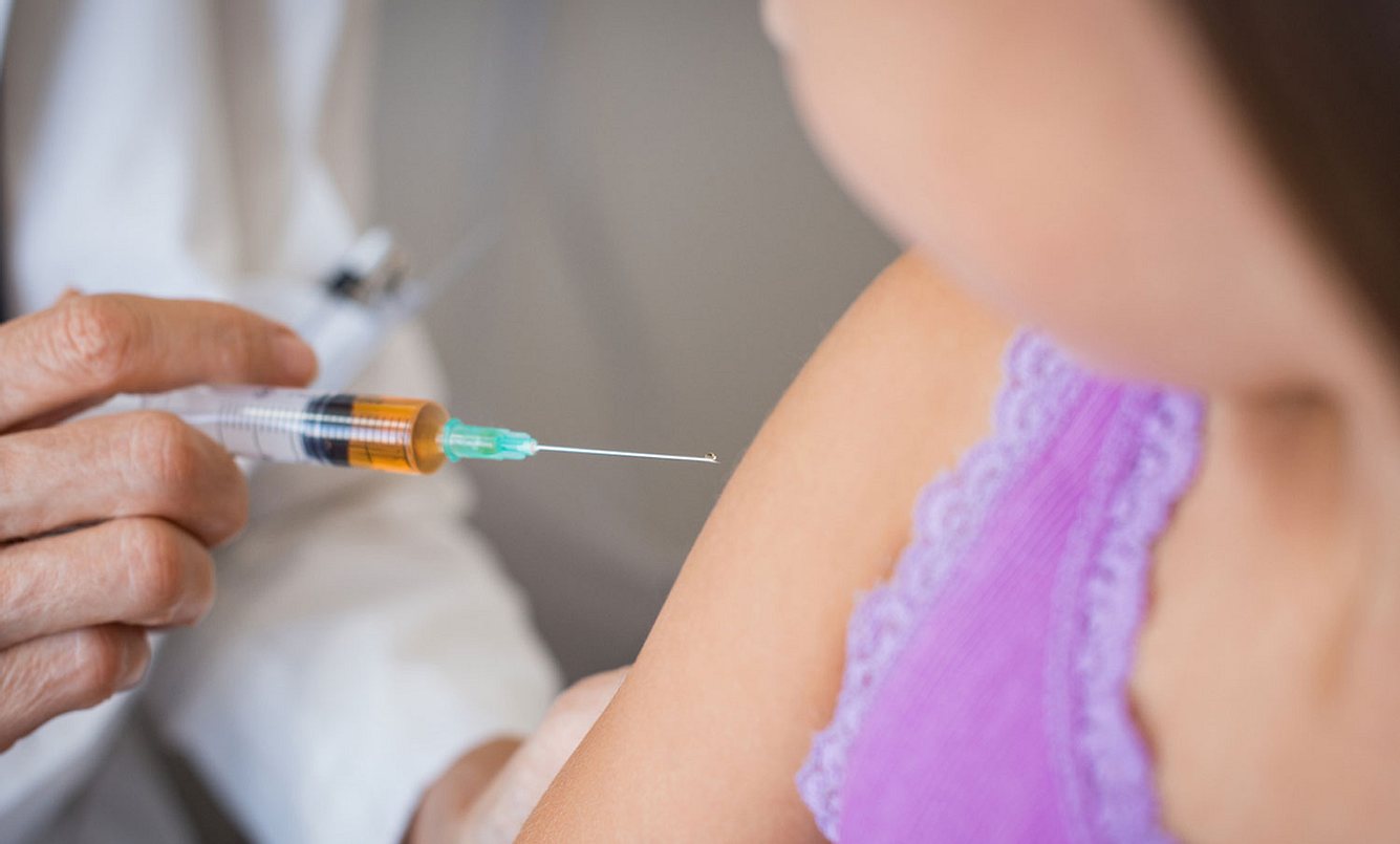 Mädchen bekommt HPV-Impfung