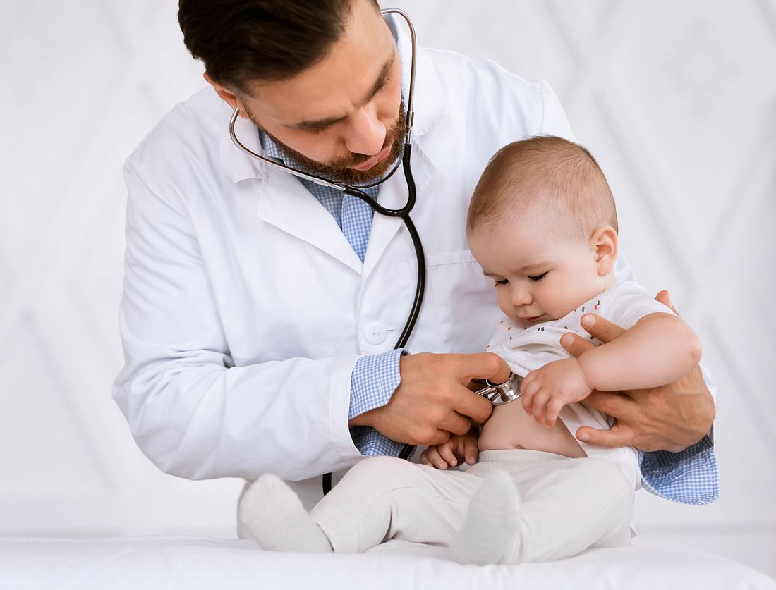 Ein Baby wird vom Kinderarzt abgehört