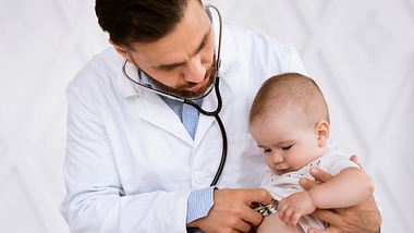 Ein Baby wird vom Kinderarzt abgehört - Foto: iStock/Prostock-Studio