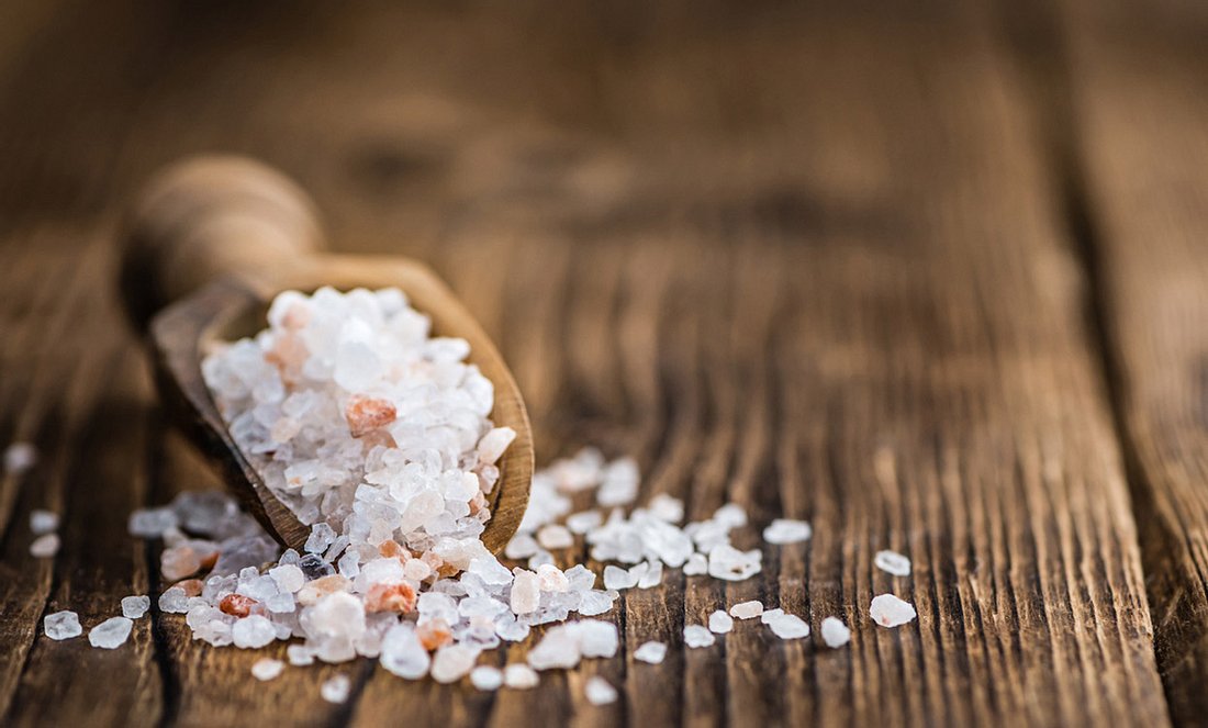 Das Inhalieren mit Salz befeuchtet die Schleimhäute, löst festsitzendes Sekret und entspannt die Bronchien