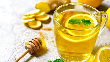 Selbstgemachter Hustensaft mit Zitrone und Honig - Foto: iStock/Lilechka75