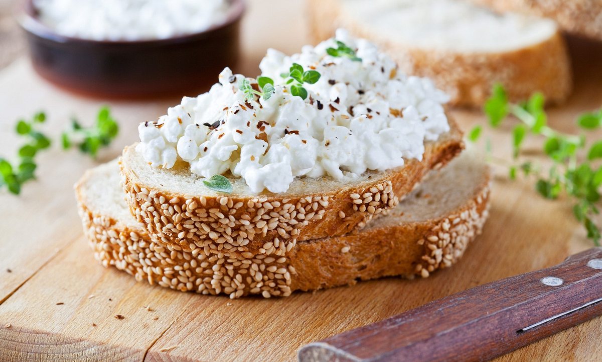Hüttenkäse auf Brot