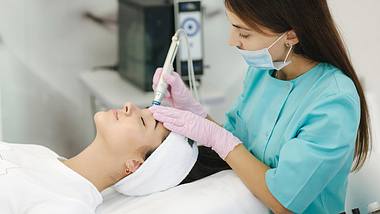 Eine Frau erhält eine HydraFacial-Behandlung im Kosmetik-Studio - Foto: istock_OleksandrHrytsiv