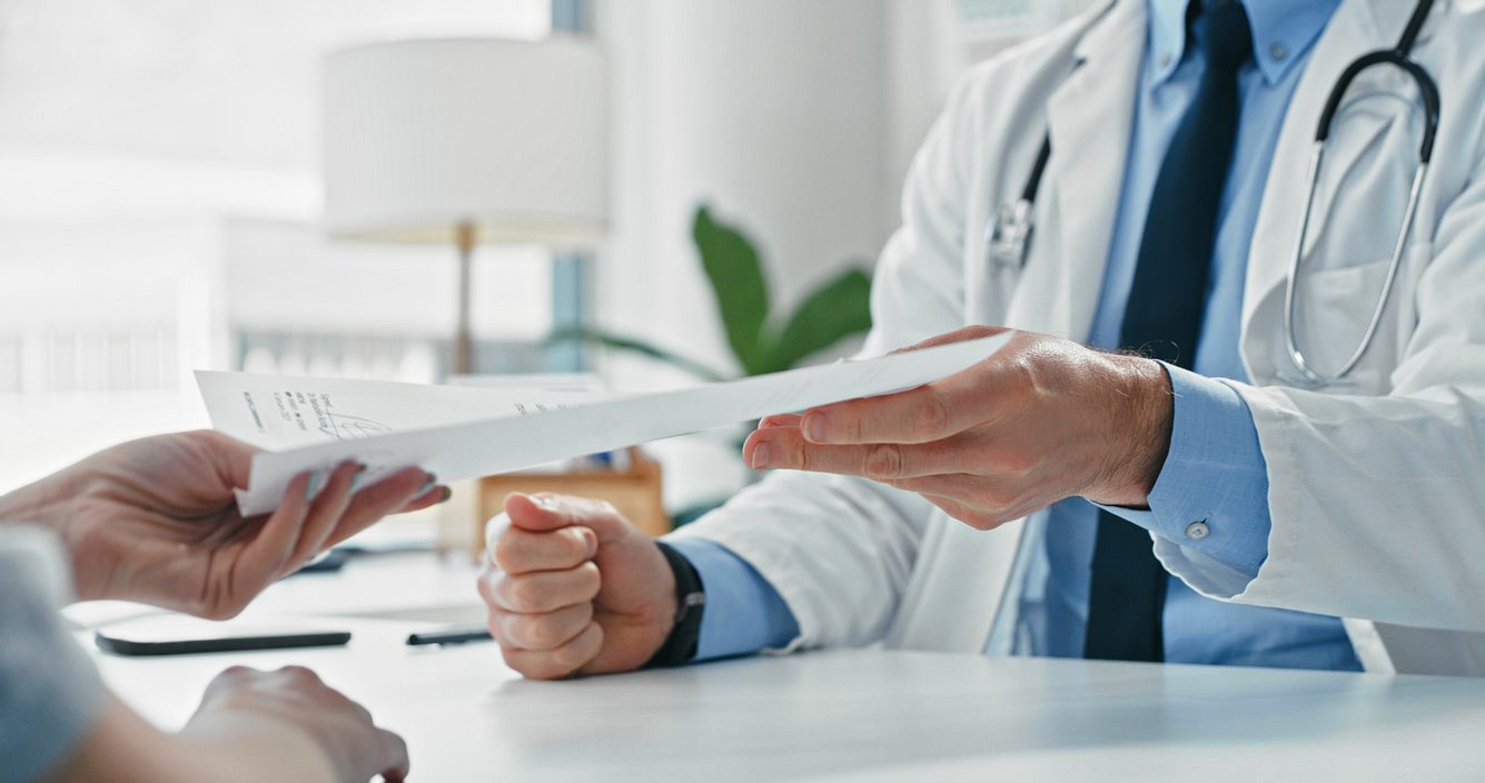icd-codes Arzt übergibt Patientin Arztbrief mit ICD-Code