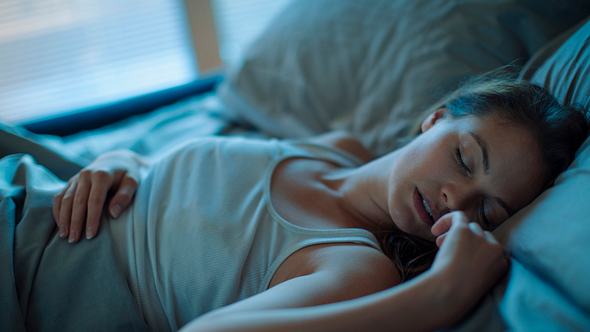 Eine Frau schläft im Bett - Foto: istock/Geber86