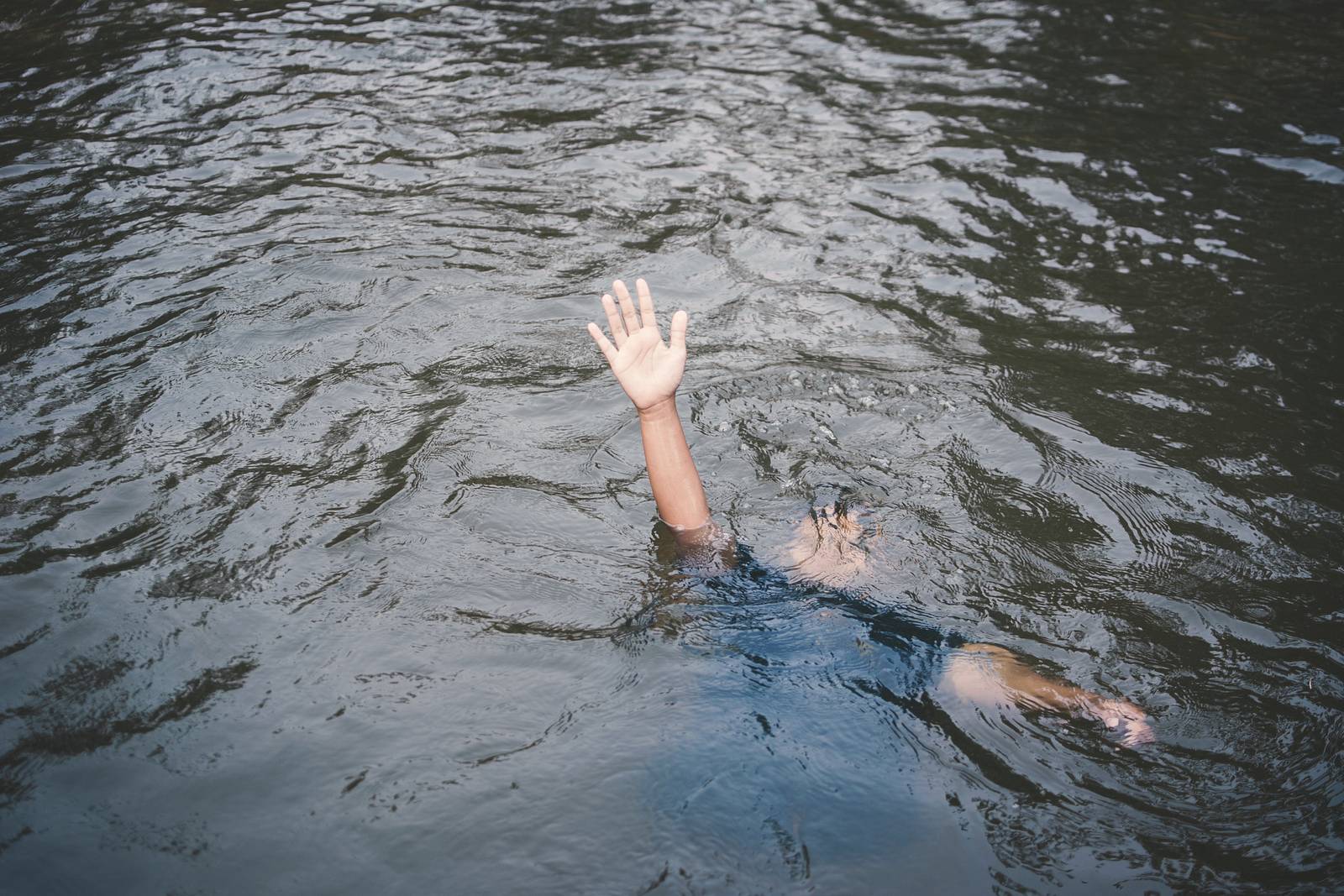 Видео утонувший девушки. Тонущий человек. Человек тонет в бассейне. Женщина тонет в бассейне. Девушка тонет в бассейне.