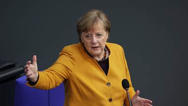 Angela Merkel hebt die Hand - Foto: Imago Images/Emmanuele Contini
