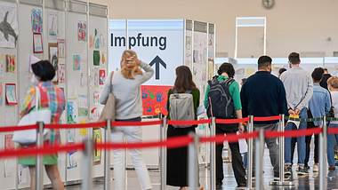 Menschenschlange im Impfzentrum - Foto: IMAGO/Sven Simon