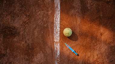 Tennisball und Spitze auf dem Tennisplatz - Foto: iStock/Vuk Saric