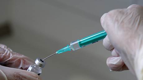 Arzthelferin zieht Spritze auf - Foto: IMAGO/Wilhelm Mierendorf Arzthelferin zieht Spritze auf - Foto: IMAGO/Wilhelm Mierendorf