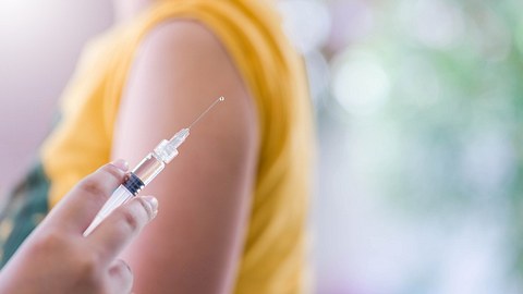 Eine Frau bekommt eine Impfung - Foto: iStock_Manit Chaidee