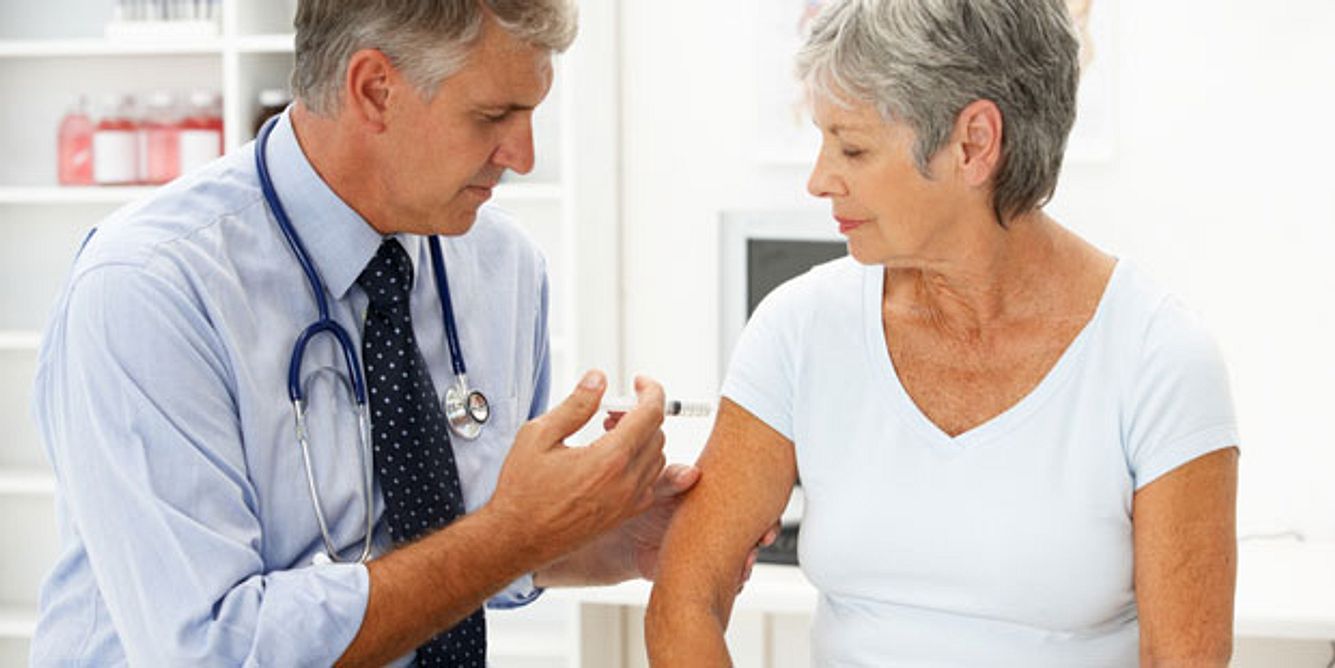 Die Gürtelrose erwischt meist Menschen ab 60 Jahren. Sie sollten sich deshalb rechtzeitig impfen lassen – die Impfung verringert das Risiko, zu erkranken, um die Hälfte