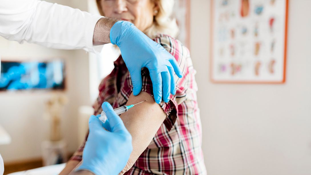 Eine Frau erhält eine Impfung gegen Lungenentzündung - Foto: iStock/PixelsEffect