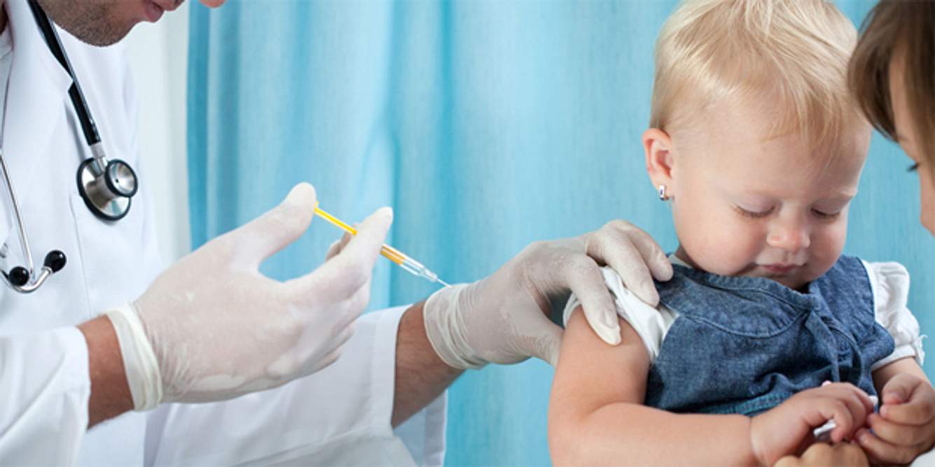Der sicherste Schutz vor Masern ist die Impfung. In Deutschland ist sie Teil der U-Untersuchungen