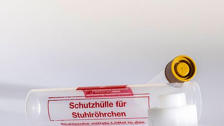 Leeres Röhrchen für Stuhlproben - Foto: IMAGO/Arnulf Hettrich