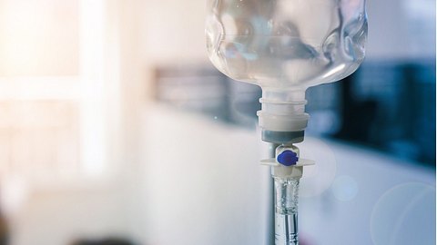 Eine Infusion läuft durch - Foto: iStock/Chanintorn.v