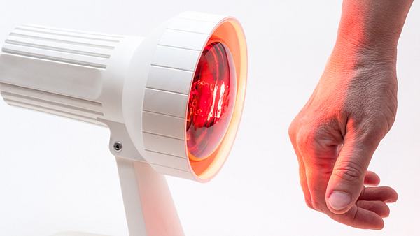 Hand vor einer Infrarotlampe - Foto: shutterstoc