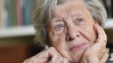 Aus Schamgefühl isolieren sich viele inkontinente von anderen Menschen - Foto: Fotolia