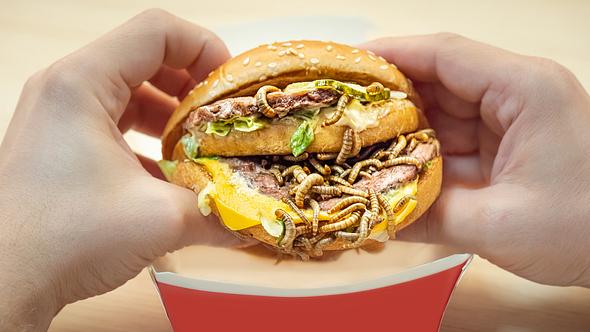 Burger mit Mehlwürmern - Foto: iStock/fotostok_pdv