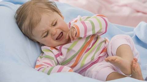 Kind weint wegen schmerzhafter Darmeinstülpung - Foto: imago