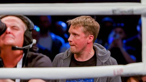 Oliver Pocher nach der Ohrfeige von Fat Comedy - Foto: IMAGO/kolbert-press