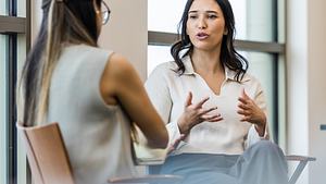 Eine Frau bei einer Psychotherapie - Foto: iStock/SDI Productions