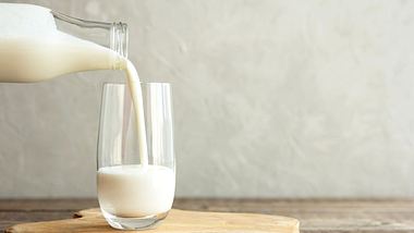 Glas Milch wird eingeschenkt - Foto: iStock/Elena Medoks