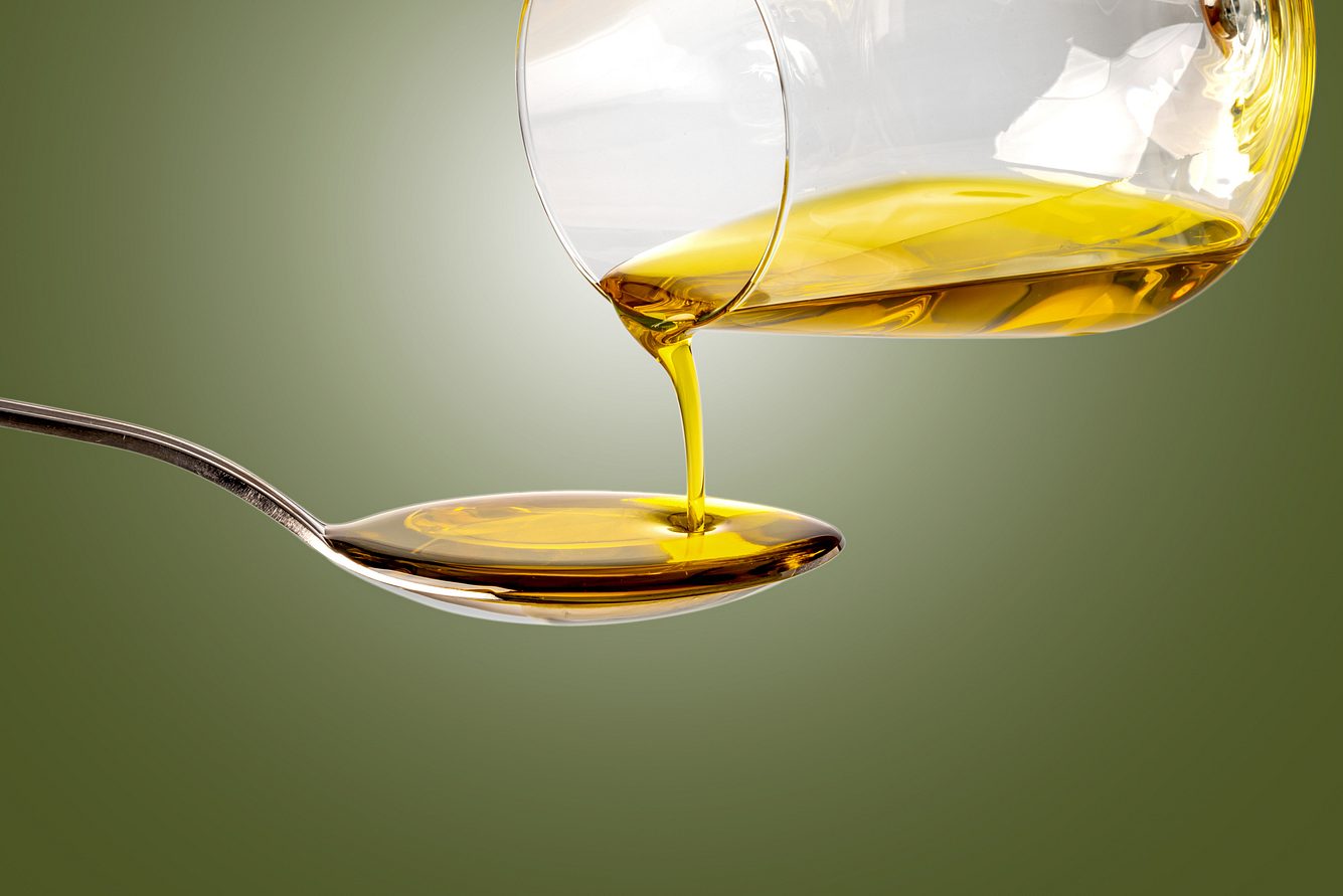 Olivenöl auf einem Esslöffel