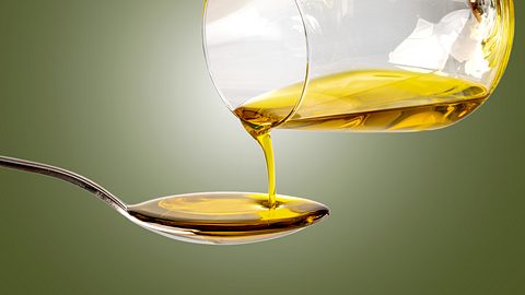 Olivenöl auf einem Esslöffel - Foto: iStock/Francesco Marzovillo
