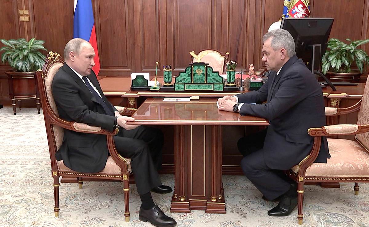 Wladimir Putin hält sich bei Auftritt im Staatsfernsehen am Tisch fest