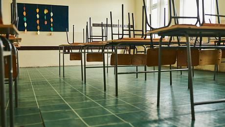Klassenraum mit hochgestellten Stühlen - Foto: Istock/Charli Bandit