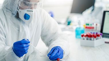 Person testet Blut auf Hepatitis - Foto: iStock/taseffski