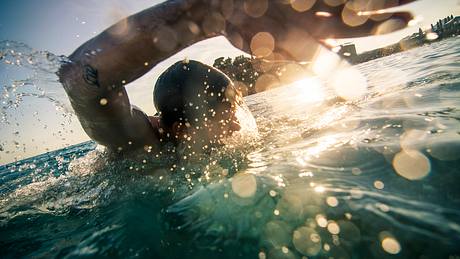 Person krault im Wasser - Foto: iStock/mihailomilovanovic