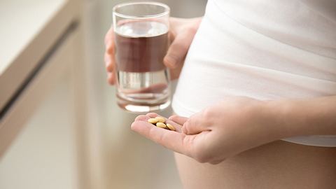 Schwangere Frau nimmt Tabletten - Foto: iStock