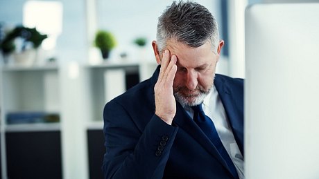 Ein Symptom der Wechseljahre: Müdigkeit - Foto: iStock/ Tinpixels