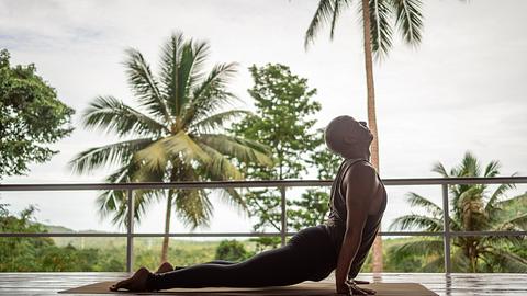Eine Frau treibt Yoga auf der Matte - Foto: iStock_Johnce