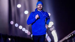Mann joggt im Dunkeln - Foto: istock