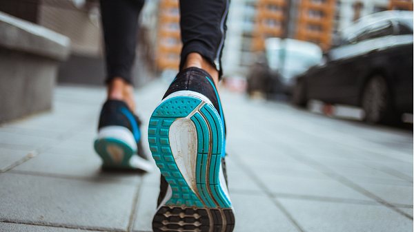 Sohlen der Laufschuhe eines Joggers - Foto: iStock/playb