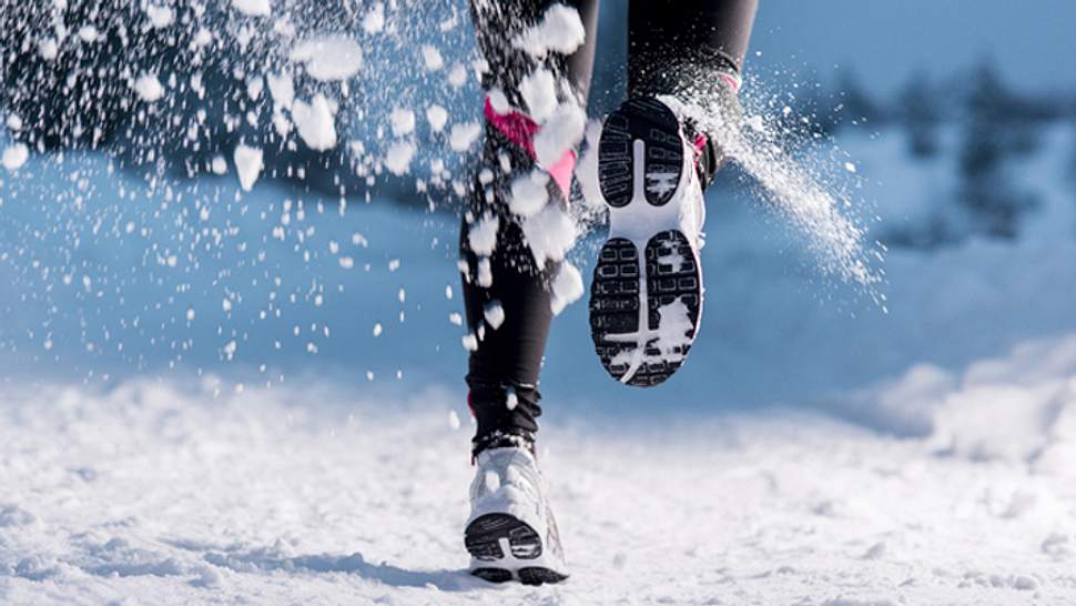 Joggen im Winter Schnee - Foto: istock