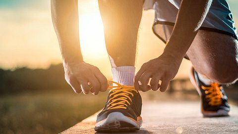 Jogger bindet sich die Schuhe - Foto: istock