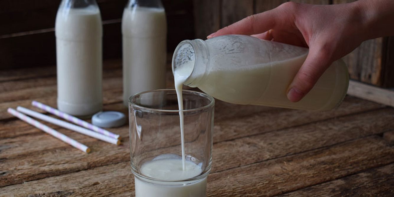 Joghurt im Glas auf einem Tisch - Darmsanierung