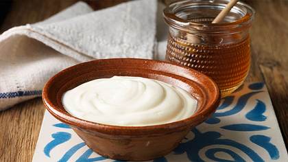 Können Probiotika im Joghurt die Leber schützen? - Foto: Alamy