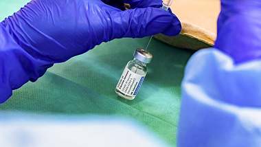 Arzt zieht Corona-Impfstoff Janssen auf Spritze - Foto: IMAGO / C3 Pictures