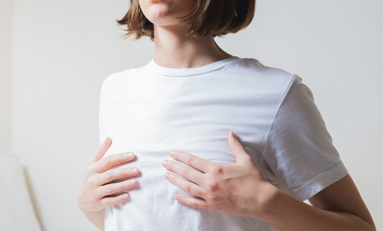 Juckende Brustwarzen können unterschiedliche Ursachen haben.