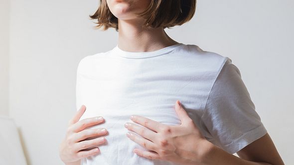 Juckende Brustwarzen können unterschiedliche Ursachen haben. - Foto: iStock/Photoboyko