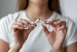 Jugendliche rauchen weniger (Symbolbild) - Foto: iStock/bymuratdeniz