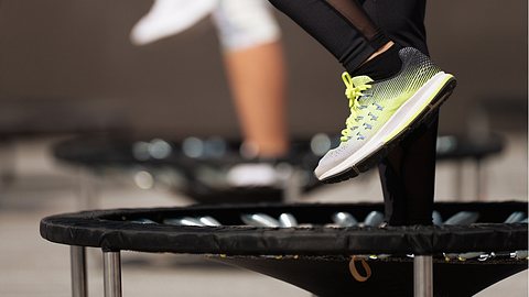 Person springt auf einem Trampolin - Foto: istock/pavel1964