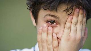 Junge mit geröteten Augen - Foto: Shutterstock